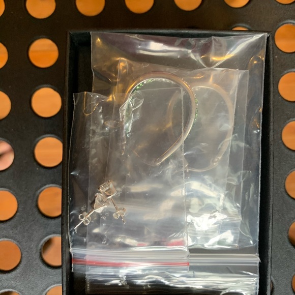 Green Swarovski Crystal earrings - Picture 6 of 6